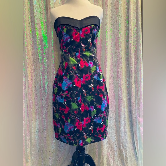 Betsey Johnson Dresses & Skirts - Betsey Johnson Floral Strapless Size 10 with pockets